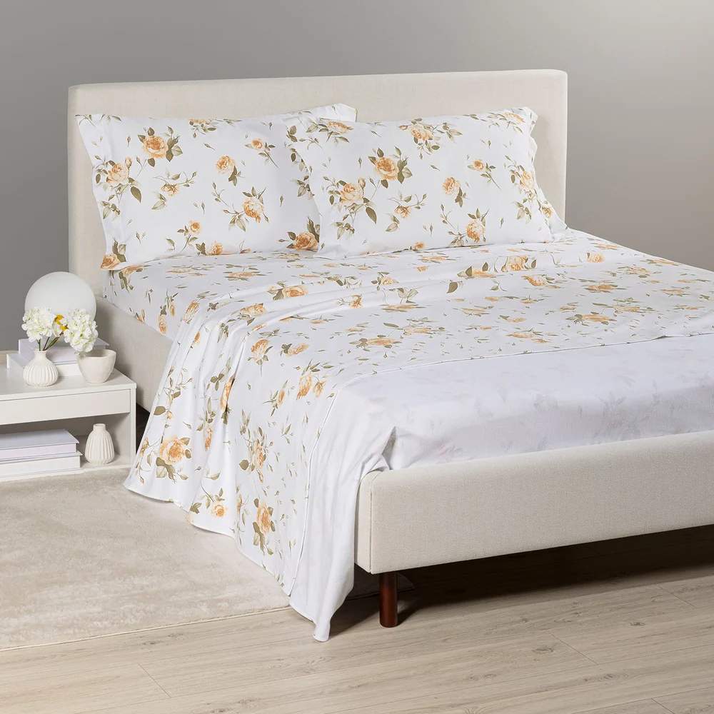 lenzuola Caleffi Rosa in flanella di cotone fantasia con fiori biscotto ocra su fondo bianco.