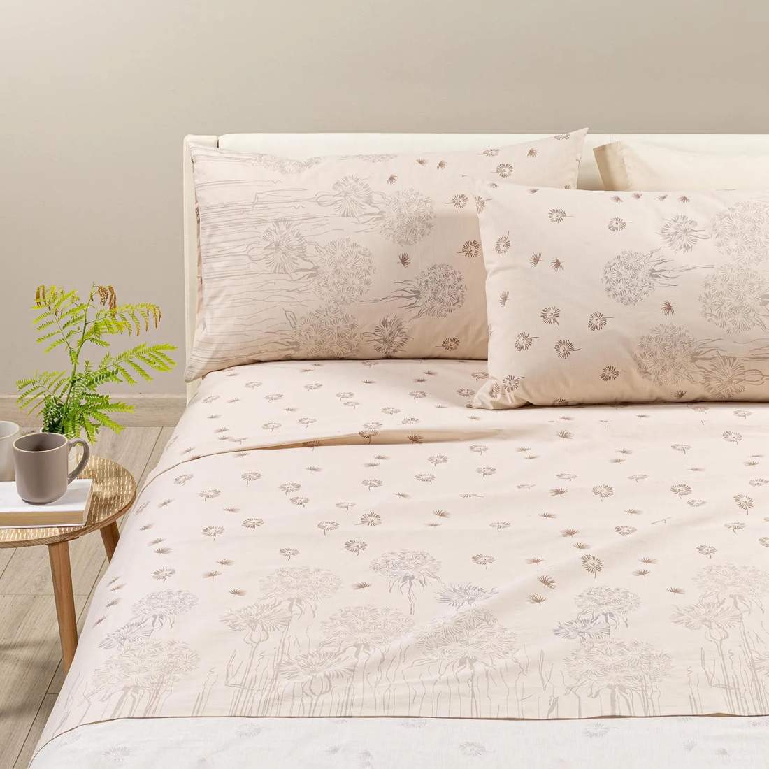 Completo lenzuola matrimoniale Country Chic di Caleffi, in 100% puro cotone Il completo lenzuola Country Chic presenta una moderna fantasia floreale su fondo beige.