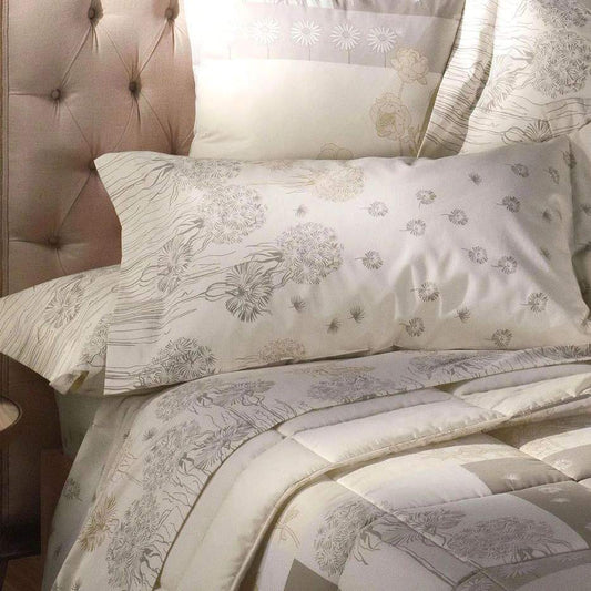 Completo lenzuola matrimoniale Country Chic di Caleffi, in 100% puro cotone Il completo lenzuola Country Chic presenta una moderna fantasia floreale su fondo beige.