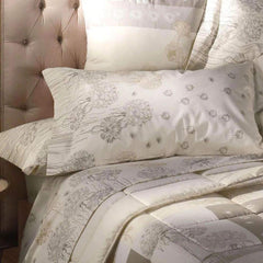 Completo lenzuola matrimoniale Country Chic di Caleffi, in 100% puro cotone Il completo lenzuola Country Chic presenta una moderna fantasia floreale su fondo beige.