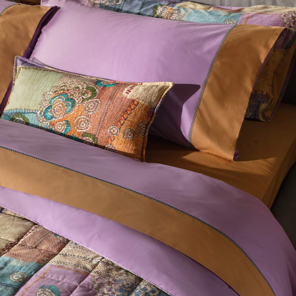 Completo lenzuola matrimoniale Fazzini Crazy Quilt, in percalle di puro cotone. La collezione Crazy Quilt, col il suo spirito vagamente bohémienne, restituisce attraverso la stampa l'idea del patchwork, ma anche la matericità del lino e del rammendo che diventa ricamo. Il lenzuolo superiore e le federe sono in percalle di puro cotone tinta unita, con balza a contrasto e una delicata lavorazione a crochet che tiene uniti i due elementi. Il lenzuolo con angoli è invece in percalle di cotone tinta unita.