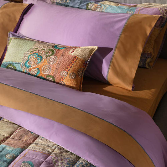 Completo lenzuola matrimoniale Fazzini Crazy Quilt, in percalle di puro cotone. La collezione Crazy Quilt, col il suo spirito vagamente bohémienne, restituisce attraverso la stampa l'idea del patchwork, ma anche la matericità del lino e del rammendo che diventa ricamo. Il lenzuolo superiore e le federe sono in percalle di puro cotone tinta unita, con balza a contrasto e una delicata lavorazione a crochet che tiene uniti i due elementi. Il lenzuolo con angoli è invece in percalle di cotone tinta unita.