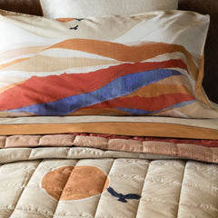 Completo lenzuola matrimoniale Fazzini Arizona, in percalle di puro cotone. I colori delle terre si rincorrono nella collezione Arizona, dando origine a un affascinante paesaggio che richiama alla memoria le atmosfere del far west. La faccia superiore delle federe è in percalle di puro cotone stampato in digitale. L'altra faccia delle federe, il lenzuolo di sopra e il lenzuolo sotto con angoli sono in percalle di cotone tinta unita.