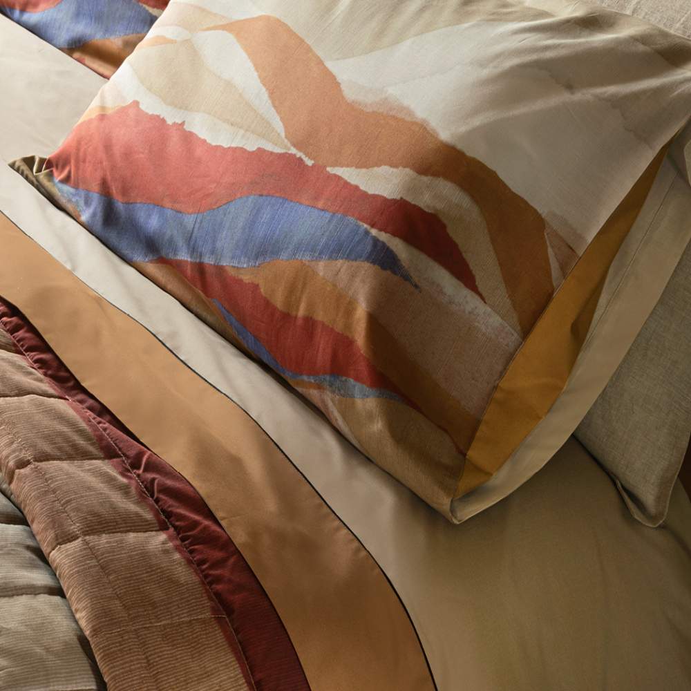 Completo lenzuola matrimoniale Fazzini Arizona, in percalle di puro cotone. I colori delle terre si rincorrono nella collezione Arizona, dando origine a un affascinante paesaggio che richiama alla memoria le atmosfere del far west. La faccia superiore delle federe è in percalle di puro cotone stampato in digitale. L'altra faccia delle federe, il lenzuolo di sopra e il lenzuolo sotto con angoli sono in percalle di cotone tinta unita.