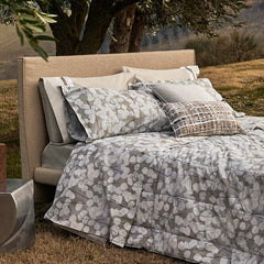 Completo lenzuola matrimoniale Fazzini Lunaria. Fantasia floreale moderna, con fiori chiari su fondo grigio.