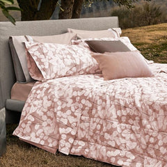 Completo lenzuola matrimoniale Fazzini Lunaria. Fantasia floreale moderna, con fiori chiari su fondo rosa.