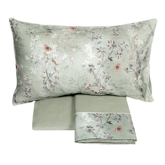 Completo lenzuola matrimoniale Fazzini Pigmenti, in percalle e raso di puro cotone. I pigmenti estratti dalla natura restituiscono tonalità calme e avvolgenti, che rivelano trasparenze e affascinanti imperfezioni. Una delicata fioritura attira la bellezza effimera di farfalle e passerotti, che cinguettano nel silenzio dell'inverno. Variante verde. Il lato superiore delle federe e la balza del lenzuolo di sopra sono in raso di cotone stampato. Il resto del completo è in tinta unita.