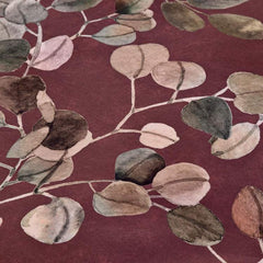 Completo Lenzuola matrimoniale Fazzini Sabi Sabi, in percalle di cotone. Fantasia a foglie, fondo bordeaux. Variante Burgundy.