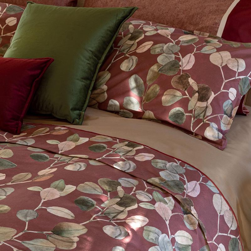 Completo Lenzuola matrimoniale Fazzini Sabi Sabi, in percalle di cotone. Fantasia a foglie, fondo bordeaux. Variante Burgundy.