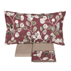 Completo Lenzuola matrimoniale Fazzini Sabi Sabi, in percalle di cotone. Fantasia a foglie, fondo bordeaux. Variante Burgundy.