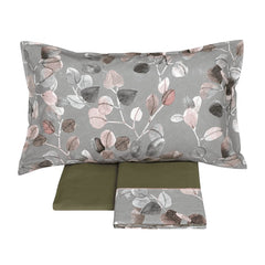 Completo Lenzuola matrimoniale Fazzini Sabi Sabi, in percalle di cotone. Fantasia a foglie, colore grigio-verde.