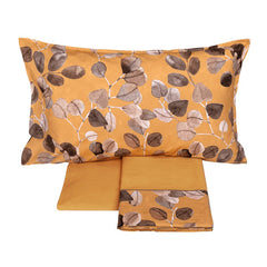 Completo Lenzuola matrimoniale Fazzini Sabi Sabi, in percalle di cotone. Fantasia a foglie color nocciola. Fondo zucca.