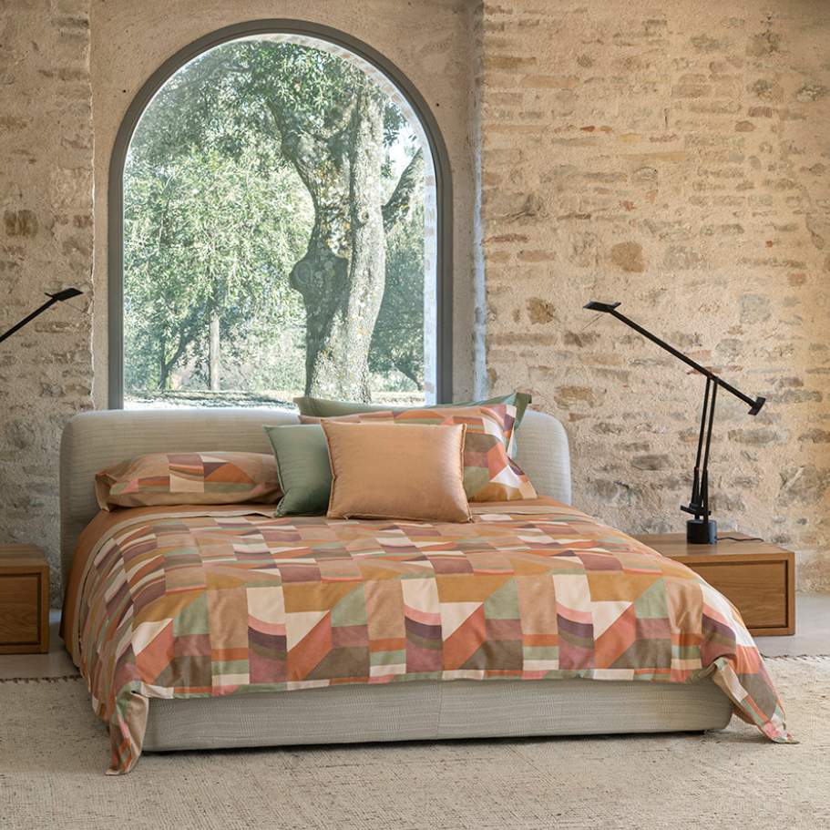 Completo lenzuola matrimoniale Fazzini Wooden Blocks, in percalle e raso di puro cotone. Il completo lenzuola Wooden Blocks presenta una moderna fantasia geometrica nei toni caldi del tortora/cammello/beige. Le federe stampate e la balza del lenzuolo di sopra, impreziosita da codina a contrasto, sono in raso di puro cotone. Il resto del completo è in percalle di cotone tinta unita.