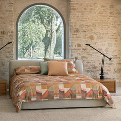 Completo lenzuola matrimoniale Fazzini Wooden Blocks, in percalle e raso di puro cotone. Il completo lenzuola Wooden Blocks presenta una moderna fantasia geometrica nei toni caldi del tortora/cammello/beige. Le federe stampate e la balza del lenzuolo di sopra, impreziosita da codina a contrasto, sono in raso di puro cotone. Il resto del completo è in percalle di cotone tinta unita.