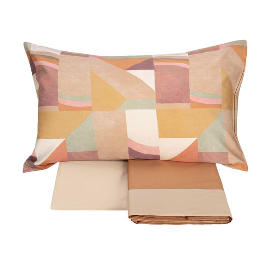 Completo lenzuola matrimoniale Fazzini Wooden Blocks, in percalle e raso di puro cotone. Il completo lenzuola Wooden Blocks presenta una moderna fantasia geometrica nei toni caldi del tortora/cammello/beige. Le federe stampate e la balza del lenzuolo di sopra, impreziosita da codina a contrasto, sono in raso di puro cotone. Il resto del completo è in percalle di cotone tinta unita.