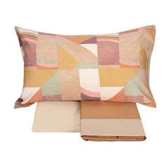 Completo lenzuola matrimoniale Fazzini Wooden Blocks, in percalle e raso di puro cotone. Il completo lenzuola Wooden Blocks presenta una moderna fantasia geometrica nei toni caldi del tortora/cammello/beige. Le federe stampate e la balza del lenzuolo di sopra, impreziosita da codina a contrasto, sono in raso di puro cotone. Il resto del completo è in percalle di cotone tinta unita.