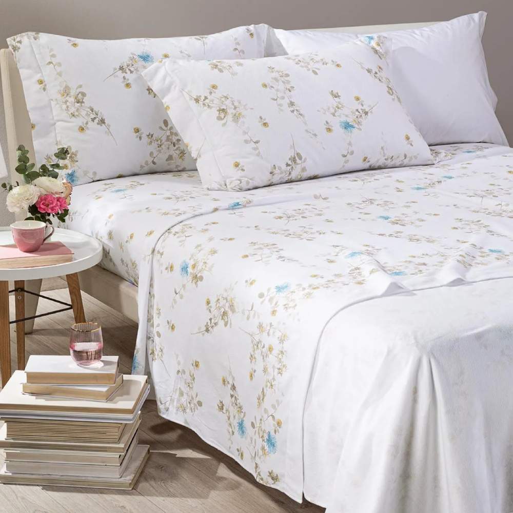 Completo lenzuola matrimoniale Caleffi Verbena in flanella di puro cotone. Le lenzuola in flanella Verbena presentano una delicata fantasia floreale con fiori azzurri su fondo chiaro. Disponibile nella misura matrimoniale maxi.