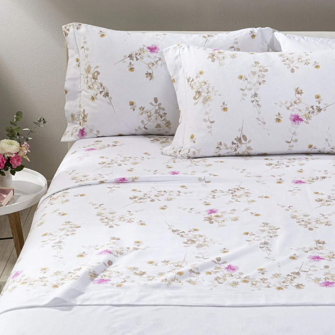 Completo lenzuola matrimoniale Caleffi Verbena in flanella di puro cotone. Le lenzuola in flanella Verbena presentano una delicata fantasia floreale con fiori rosa su fondo chiaro. Disponibile nella misura matrimoniale maxi.