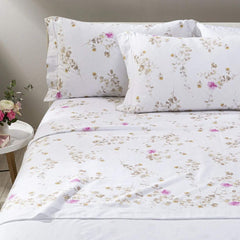 Completo lenzuola matrimoniale Caleffi Verbena in flanella di puro cotone. Le lenzuola in flanella Verbena presentano una delicata fantasia floreale con fiori rosa su fondo chiaro. Disponibile nella misura matrimoniale maxi.