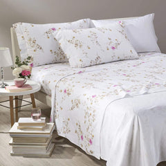 Completo lenzuola matrimoniale Caleffi Verbena in flanella di puro cotone. Le lenzuola in flanella Verbena presentano una delicata fantasia floreale con fiori rosa su fondo chiaro. Disponibile nella misura matrimoniale maxi.