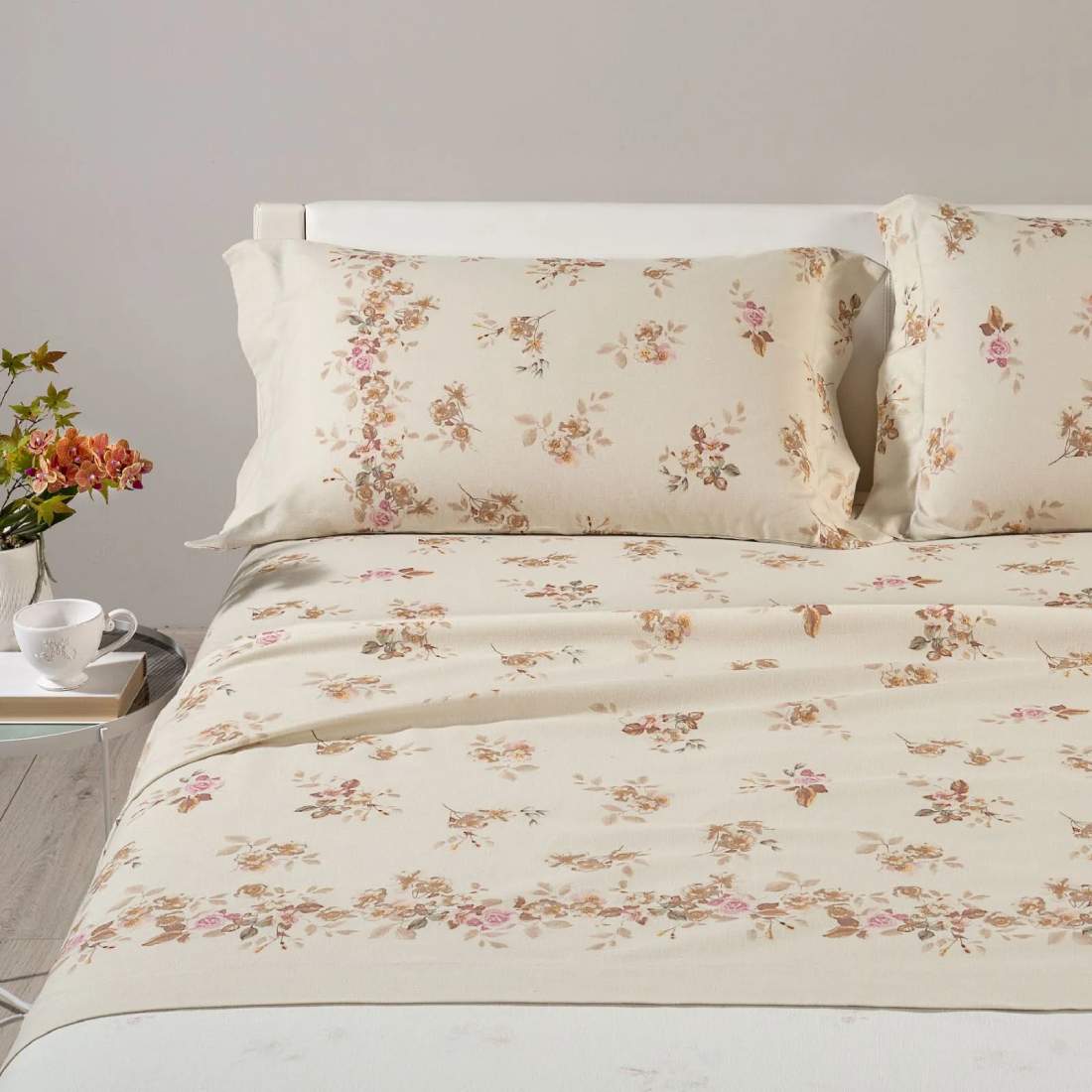 Completo lenzuola Caleffi Fiordaliso, in flanella di puro cotone. Misura matrimoniale maxi.
Romantica fantasia dai toni caldi, con fiori su e rose su fondo beige.