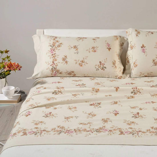 Completo lenzuola Caleffi Fiordaliso, in flanella di puro cotone. Misura matrimoniale maxi.
Romantica fantasia dai toni caldi, con fiori su e rose su fondo beige.