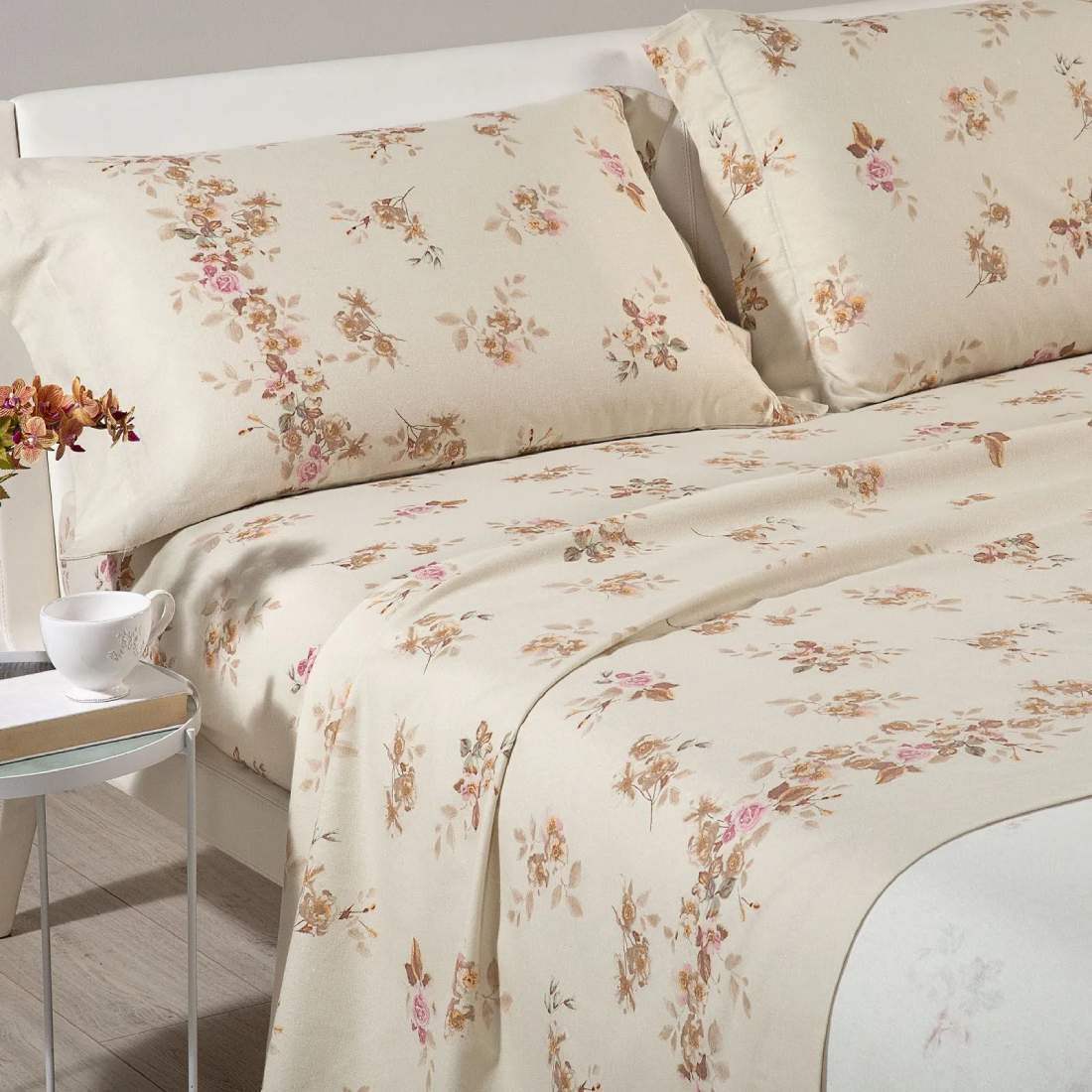 Completo lenzuola Caleffi Fiordaliso, in flanella di puro cotone. Misura matrimoniale maxi.
Romantica fantasia dai toni caldi, con fiori su e rose su fondo beige.