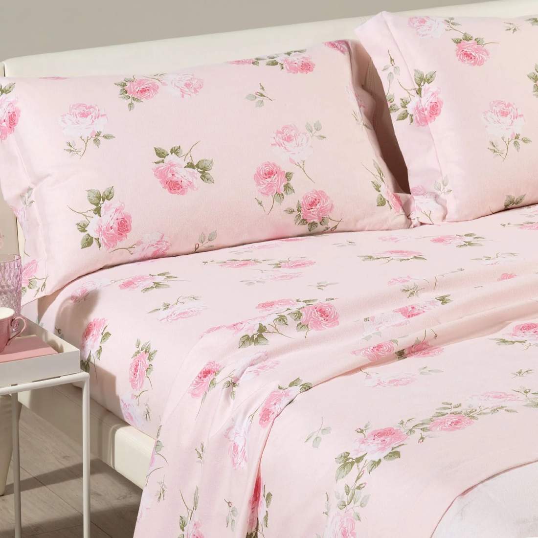 Completo lenzuola Caleffi Flory in flanella di puro cotone.
Romantica fantasia floreale con rose su fondo rosa. Disponibile nella misura per letto matrimoniale maxi.