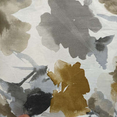 Completo lenzuola matrimoniale maxi Gabel Boston, in madapolam di puro cotone. Il completo lenzuola Boston presenta una fantasia floreale in uno stile acquerellato. Il lenzuolo di sopra e le due federe sono in fantasia. Il lenzuolo con angoli è in tinta unita. Variante di colore dorata, con fiori ocra e grigii