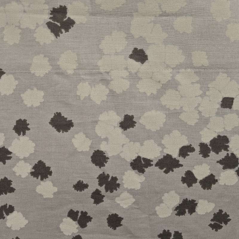 Completo lenzuola matrimoniale Gabel Houston, in madapolam di puro cotone. Il completo lenzuola Houston è caratterizzato da una fantasia floreale a effetto degradè. Fondo chiaro con fiorellini scuri sulla parte alta, fiori chiari con fondo che diventa via via più scuro nella parte bassa. Il lenzuolo con angoli è in tinta unita. colore grigio fumo