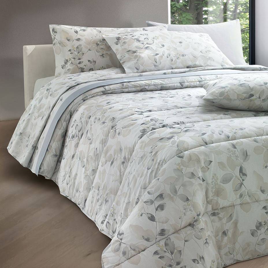 Completo lenzuola matrimoniale Gabel Washington, in madapolam di puro cotone. Il completo lenzuola Washington è caratterizzato da una fantasia floreale dai toni delicati. Il lenzuolo di sopra e le federe presentano una fantasia con un delicato foliage e fiorellini chiari. Il lenzuolo con angoli è in tinta unita grigio. Variante grigio naturale..