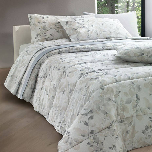 Completo lenzuola matrimoniale Gabel Washington, in madapolam di puro cotone. Il completo lenzuola Washington è caratterizzato da una fantasia floreale dai toni delicati. Il lenzuolo di sopra e le federe presentano una fantasia con un delicato foliage e fiorellini chiari. Il lenzuolo con angoli è in tinta unita grigio. Variante grigio naturale..