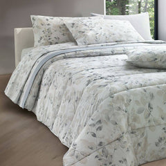 Completo lenzuola matrimoniale Gabel Washington, in madapolam di puro cotone. Il completo lenzuola Washington è caratterizzato da una fantasia floreale dai toni delicati. Il lenzuolo di sopra e le federe presentano una fantasia con un delicato foliage e fiorellini chiari. Il lenzuolo con angoli è in tinta unita grigio. Variante grigio naturale..