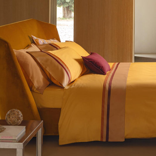 Completo lenzuola matrimoniale Fazzini Kubric in raso di cotone. Colore zucca nocciola. Tinta unita con fasce colorate.