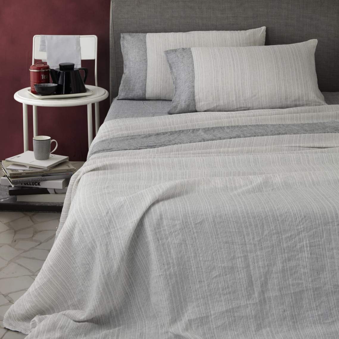 Completo lenzuola matrimoniale Marea di NK Camillatex, in puro lino. L'attenta scelta dei colori dona al completo un sapore moderno e ricercato. Colore bianco e nero. Il lenzuolo superiore presenta una fantasia rigata e un bordo tinto in filo di colore più scuro. Quest'ultima colorazione la si ritrova anche sul lenzuolo con angoli. Le federe a sacchetto ripropongono lo stesso abbinamento del lenzuolo.