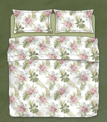 Lenzuolo copriletto matrimoniale Atelier 35, di Tessitura Randi, in percalle di puro cotone. Romantica fantasia floreale con foglie e fiori su fondo chiaro. La fantasia è presente sul lenzuolo di sopra e sulle federe. Il risvolto del lenzuolo di sopra è stampato, essendo un lenzuolo copriletto. Il lenzuolo con angoli è in tinta unita verde