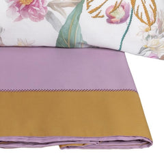 Completo lenzuola matrimoniale Fazzini Ricamo, in percalle di cotone. La fantasia ricamo nasce dall'incontro tra l'acquerello e il ricamo. Dalla sovrapposizione del disegno dipinto e di quello realizzato con ago e filo. La fantasia è presente sulla faccia superiore delle federe. Il lenzuolo di sopra è in tinta unita ed è caratterizzato dall'accostamento tra il malva e il giallo oro della balza, tenuti insieme da una delicata greca realmente ricamata. Il resto del completo è percalle di cotone tinta unita.