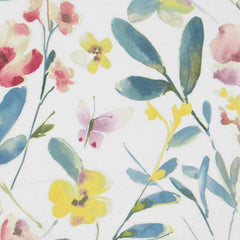 Lenzuolo Copriletto matrimoniale Amelie, in freschissimo percalle di puro cotone. Realizzato in Italia da Somma. Il completo lenzuola Amelie è caratterizzato da una vivace fantasia floreale con fiori gialli e foglie petrolio. La stampa è presente sulle federe e sul lenzuolo superiore, compresa la balza. Il lenzuolo con angoli è in falso unito color giallo.