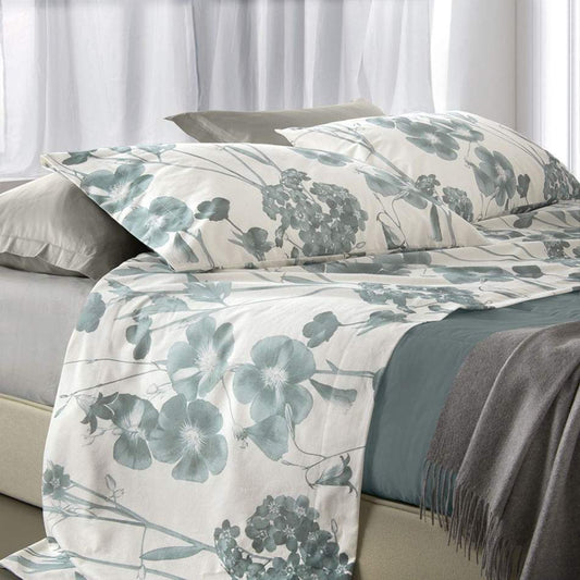 Completo lenzuola matrimoniale Nadine in cotone caldo. Realizzato in Italia da Somma. Il completo lenzuola Nadine, in flanella di puro cotone, è caratterizzato da una delicata fantasia floreale su fondo bianco. Colore verde smeraldo.