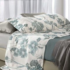 Completo lenzuola matrimoniale Nadine in cotone caldo. Realizzato in Italia da Somma. Il completo lenzuola Nadine, in flanella di puro cotone, è caratterizzato da una delicata fantasia floreale su fondo bianco. Colore verde smeraldo.
