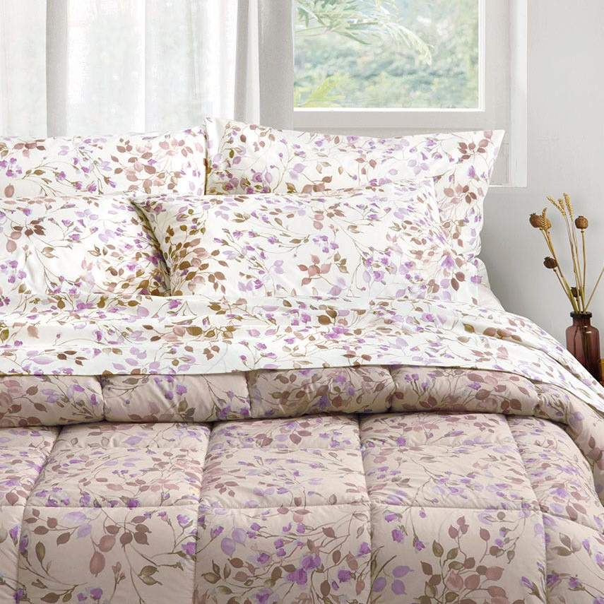 Completo lenzuola matrimoniale Vanille in cotone caldo di ottima qualità. Realizzato in Italia da Somma. Il completo lenzuola Vanille, in flanella di puro cotone, è caratterizzato da una vivace fantasia floreale su fondo bianco. colore zefiro lilla. La stampa è presente sulle federe e sul lenzuolo superiore. Il lenzuolo con angoli è in falso unito beige o grigio in base alla variante scelta.