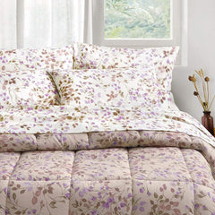 Completo lenzuola matrimoniale Vanille in cotone caldo di ottima qualità. Realizzato in Italia da Somma. Il completo lenzuola Vanille, in flanella di puro cotone, è caratterizzato da una vivace fantasia floreale su fondo bianco. colore zefiro lilla. La stampa è presente sulle federe e sul lenzuolo superiore. Il lenzuolo con angoli è in falso unito beige o grigio in base alla variante scelta.