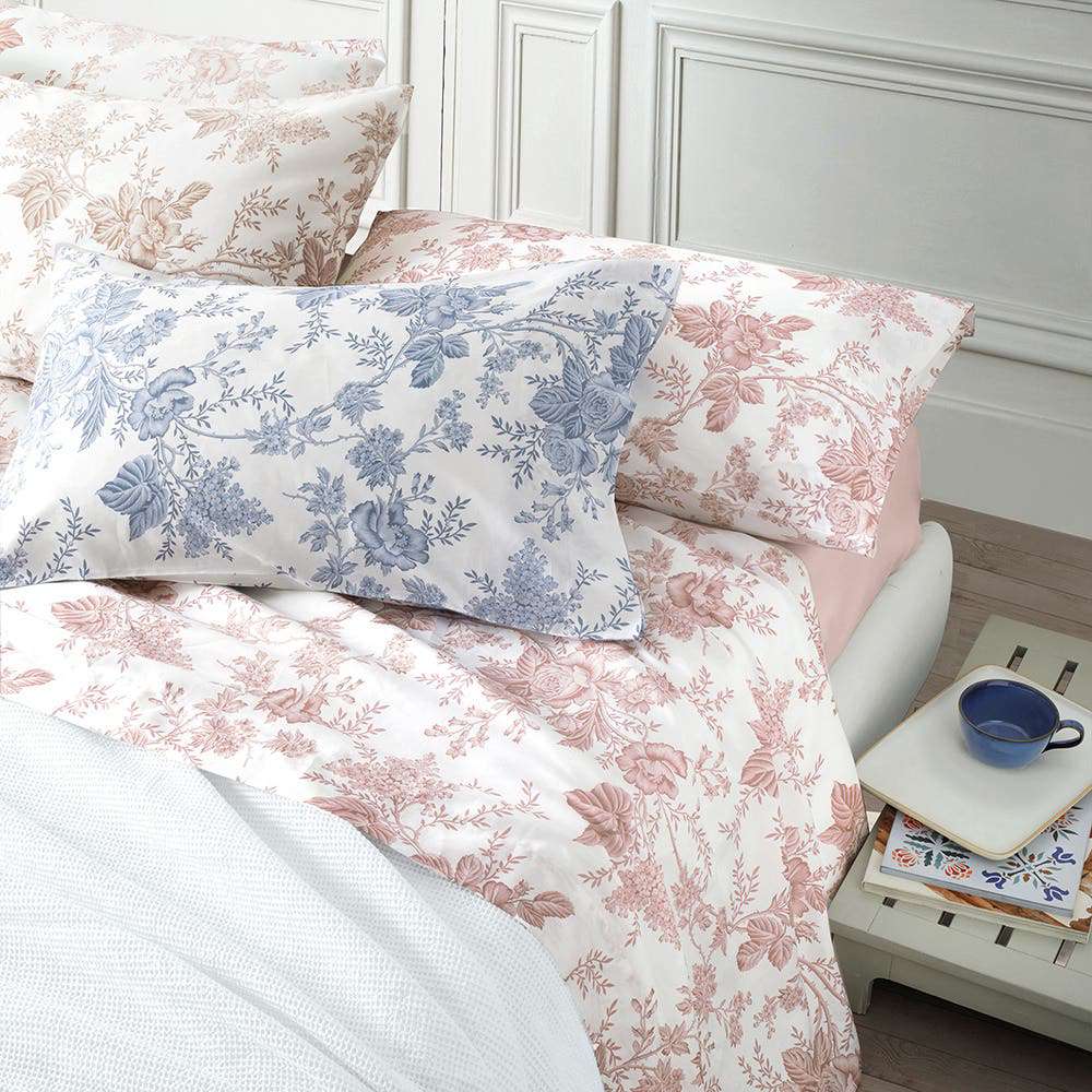 Completo lenzuola matrimoniale Somma Giselle, in raffinato raso di puro cotone da 120 fili per cmq. Realizzato interamente in Italia. Il completo lenzuola Giselle è caratterizzato da una delicata fantasia floreale in tre tonalità di colore: ceramica (azzurro), biscotto (beige/tortora) e rosa antico. La stampa è presente sulle federe e sul lenzuolo superiore. Il lenzuolo con angoli è in falso unito color celeste, beige o rosa in base alla variante scelta.