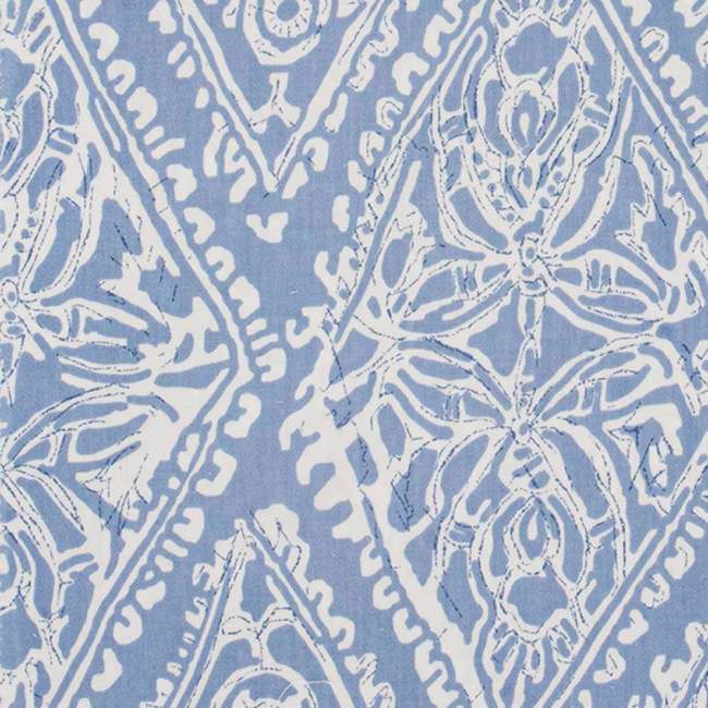 Completo lenzuola matrimoniale Somma Jean, in raffinato raso di puro cotone da 120 fili per cmq. Realizzato interamente in Italia. Il completo lenzuola Jean è caratterizzato da una delicata fantasia nella tonalità egeo (azzurro-celeste). La stampa è presente sulle federe e sul lenzuolo superiore. Il lenzuolo con angoli è in falso unito color celeste