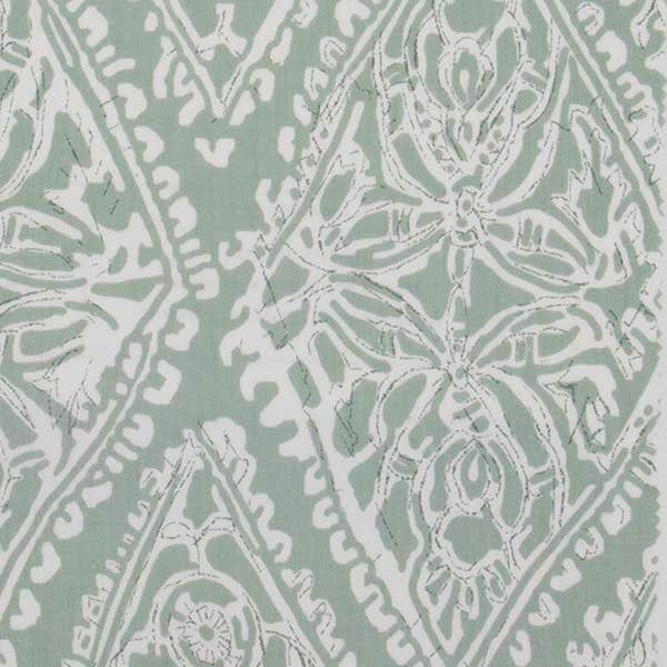 Completo lenzuola matrimoniale Somma Jean, in raffinato raso di puro cotone da 120 fili per cmq. Realizzato interamente in Italia. Il completo lenzuola Jean è caratterizzato da una delicata fantasia nella tonalità minerale (verde). La stampa è presente sulle federe e sul lenzuolo superiore. Il lenzuolo con angoli è in falso unito color verdino