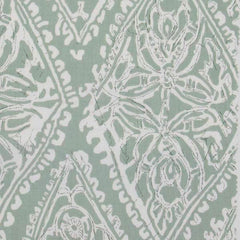 Completo lenzuola matrimoniale Somma Jean, in raffinato raso di puro cotone da 120 fili per cmq. Realizzato interamente in Italia. Il completo lenzuola Jean è caratterizzato da una delicata fantasia nella tonalità minerale (verde). La stampa è presente sulle federe e sul lenzuolo superiore. Il lenzuolo con angoli è in falso unito color verdino