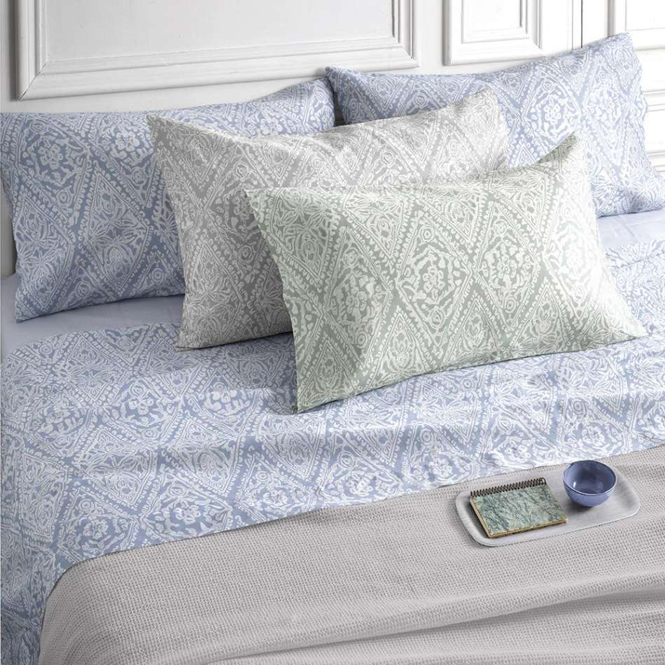 Completo lenzuola matrimoniale Somma Jean, in raffinato raso di puro cotone da 120 fili per cmq. Realizzato interamente in Italia. Il completo lenzuola Jean è caratterizzato da una delicata fantasia in tre tonalità di colore: egeo (azzurro), minerale (verde) e brezza (grigio).