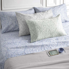 Completo lenzuola matrimoniale Somma Jean, in raffinato raso di puro cotone da 120 fili per cmq. Realizzato interamente in Italia. Il completo lenzuola Jean è caratterizzato da una delicata fantasia in tre tonalità di colore: egeo (azzurro), minerale (verde) e brezza (grigio).