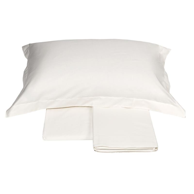 Completo lenzuola matrimoniale Fazzini Trecento, in raso di puro cotone tinta unita. Varianti di colore bianco seta. Le federe sono a 4 volani. Il raso di cotone da 300 fili per pollice quadrato dona freschezza, comfort e morbidezza al completo lenzuola