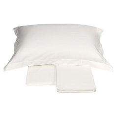 Completo lenzuola matrimoniale Fazzini Trecento, in raso di puro cotone tinta unita. Varianti di colore bianco seta. Le federe sono a 4 volani. Il raso di cotone da 300 fili per pollice quadrato dona freschezza, comfort e morbidezza al completo lenzuola